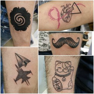 Varias fotos de tatuajes pequeños: flor polinesia, bigote, corazón, aviones y gato de la suerte