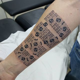 Tatuaje de códigos y símbolo del infinito con números binarios