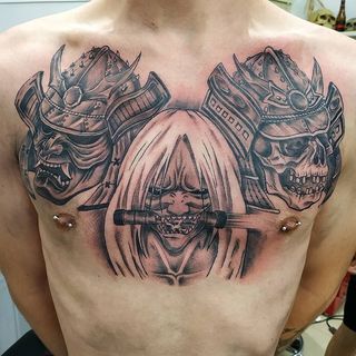 Tatuaje black and grey de guerreros japoneses y fantasma, tatuado en el pecho