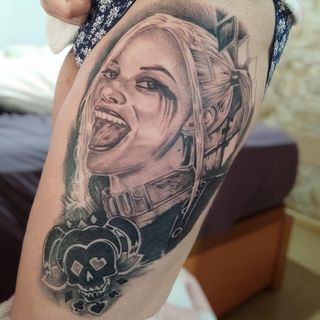 Tatuaje de Harley Queen, en el muslo