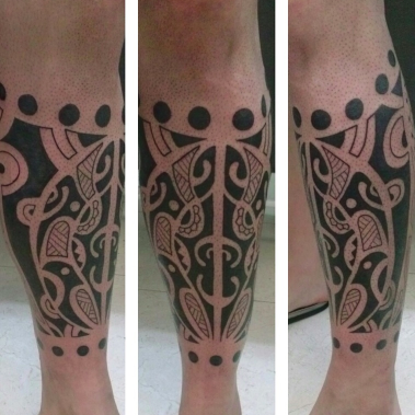 Tatuaje haitiano en la pierna