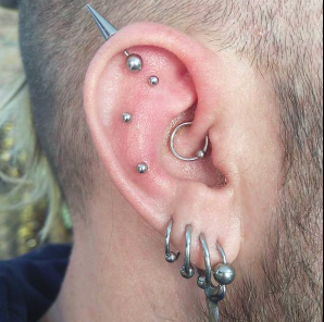 Varios piercings en la oreja