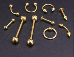 Variedad de modelos de piercings de acero quirúrgico bañado en oro